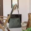 Olive drab pouch petite wrinkled texture daily carryall sustainable canvas fabric shoulder bag zipper fastens minimalist aesthetic military green purse bolso lona verde militar pequeño pliegues sac vert olive toile plissée fermeture éclair borsa verde oliva piccola cotone organico leinwandtasche olivgrün kleine falten groene plooitas الأخضر قماش حقيبة saco lona verde छोटा pleat बैग 올리브 그린 캔버스 가방