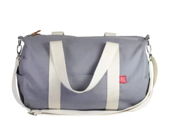 Pale silver duffel washable gym bag yoga accessory sturdy webbing strap long handle light grey canvas sports satchel duffel bag bolso deportivo gris claro lona lavable sac de sport gris clair toile bandoulière waschbare hellgraue sporttasche duffeltasche borsa sportiva grigio chiaro tela lavabile grijze sporttas schoudertas حقيبة رياضية رمادية فاتحة