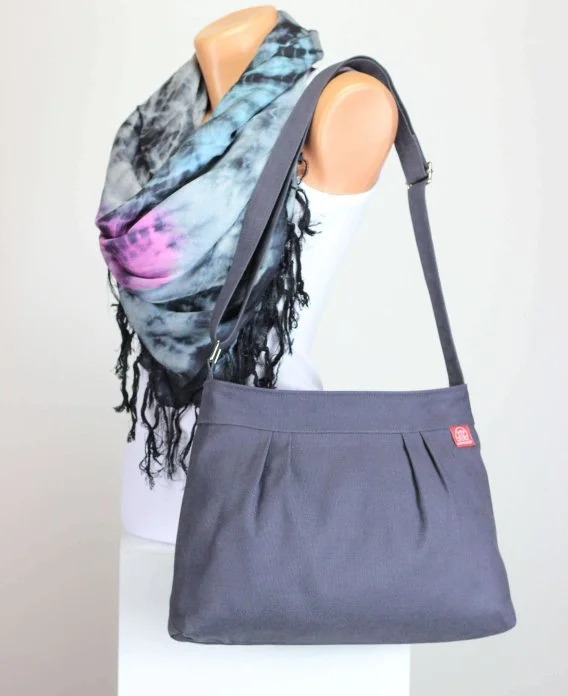 Charcoal grey pouch compact size wrinkled canvas texture washable daily use eco cotton accessory zipper fastened small shoulder purse dark gray hobo bag bolso gris oscuro pequeño plisado tela lavable sac besace gris foncé plissé toile coton waschbare dunkelgraue umhängetasche borsa grigio scuro piccola tela lavabile donkergrijze geplooide tas حقيبة رمادية داكنة صغيرة saco cinza escuro lavável 짙은 회색 주름 토트 백