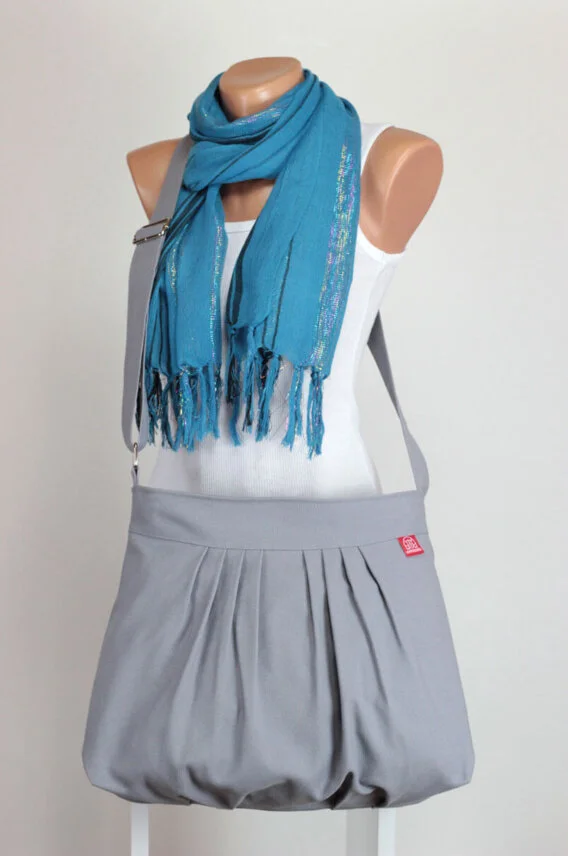 pleated canvas bag Textured fabric tote bag Folded reusable shopping carrier Bolso de lona plisado Plegable compras sostenible Strukturierte Baumwolltasche Gefalteter Jutebeutel Sac cabas toile plissé Réutilisable pliable Borsa tessuto pieghettato Shopping sostenibile Geplooide canvas tas Herbruikbare draagtas 褶皱帆布手提袋 可折叠环保购物包 プリーツキャンバスバッグ 折りたたみエコバッグ सिलवटों वाला कैनवास बैग टिकाऊ थैला حقيبة قماش مطوية صديقة للبيئة Bolsa de pano dobrada Ecológica sustentável 주름 캔버스 백 접이식 쇼핑백