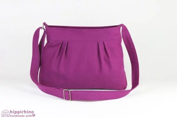 Violet textile pouch ruched aesthetic petite shoulder bag sustainable fabric casual accessory vibrant hue drawstring close organic cotton tote morado bolso pequeño arrugado bolsa de hombro violett kleine falten tasche organische baumwolle sac violet plissé petit coton bio borsa viola piccola arricciata cotone organico paarse geplooide tas コットンオーガニックバッグ बैंगनी pleated बैग حقيبة قماش قطنية أرجوانية saco roxo plissado pequeno 보라색 주름 토트 백