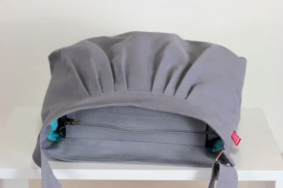 pleated canvas bag Textured fabric tote bag Folded reusable shopping carrier Bolso de lona plisado Plegable compras sostenible Strukturierte Baumwolltasche Gefalteter Jutebeutel Sac cabas toile plissé Réutilisable pliable Borsa tessuto pieghettato Shopping sostenibile Geplooide canvas tas Herbruikbare draagtas 褶皱帆布手提袋 可折叠环保购物包 プリーツキャンバスバッグ 折りたたみエコバッグ सिलवटों वाला कैनवास बैग टिकाऊ थैला حقيبة قماش مطوية صديقة للبيئة Bolsa de pano dobrada Ecológica sustentável 주름 캔버스 백 접이식 쇼핑백