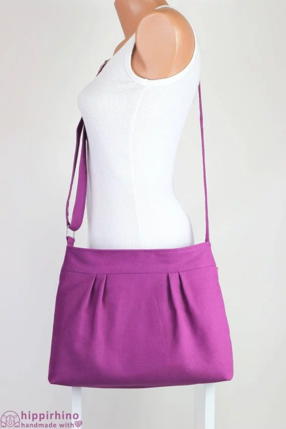 Violet textile pouch ruched aesthetic petite shoulder bag sustainable fabric casual accessory vibrant hue drawstring close organic cotton tote morado bolso pequeño arrugado bolsa de hombro violett kleine falten tasche organische baumwolle sac violet plissé petit coton bio borsa viola piccola arricciata cotone organico paarse geplooide tas コットンオーガニックバッグ बैंगनी pleated बैग حقيبة قماش قطنية أرجوانية saco roxo plissado pequeno 보라색 주름 토트 백