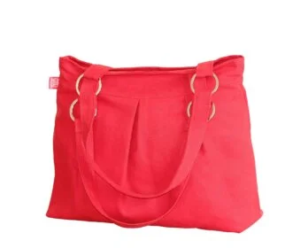 Scarlet textile shoulder satchel soft canvas hobo style washable eco cotton accessory casual everyday handbag red purse bolso rojo lona hombro suave lavable ecológico sac besace rouge toile souple écologique waschbare rote hobo tasche baumwolle borsa rossa tela spalla morbida ecologica rode schoudertas zacht milieuvriendelijk حقيبة كتف حمراء صديقة للبيئة