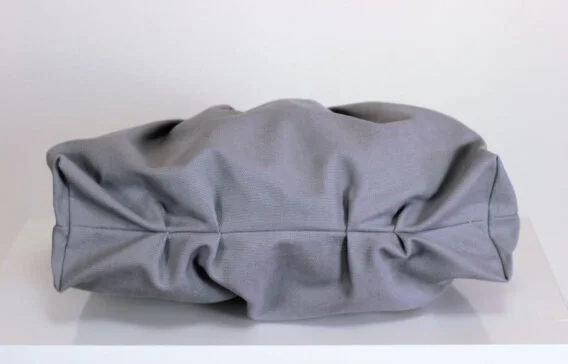 pleated canvas bag Textured fabric tote bag Folded reusable shopping carrier Bolso de lona plisado Plegable compras sostenible Strukturierte Baumwolltasche Gefalteter Jutebeutel Sac cabas toile plissé Réutilisable pliable Borsa tessuto pieghettato Shopping sostenibile Geplooide canvas tas Herbruikbare draagtas 褶皱帆布手提袋 可折叠环保购物包 プリーツキャンバスバッグ 折りたたみエコバッグ सिलवटों वाला कैनवास बैग टिकाऊ थैला حقيبة قماش مطوية صديقة للبيئة Bolsa de pano dobrada Ecológica sustentável 주름 캔버스 백 접이식 쇼핑백