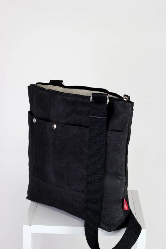 Jet weatherproof carryall bag Durable waterproof shopping tote Negro bolso encerado resistente Compras impermeable practico Schwarze gewachste Einkaufstasche Robuste wasserdichte Tragetasche Sac cabas noir ciré imperméable Course quotidienne résistant Borsa della spesa nera cerata Shopping resistente capiente Zwarte gewaxte boodschappentas Waterdichte draagtas 黑色蜡面购物袋 防水耐用托特包 ブラックのワックス加工トート 防水買い物袋 काला वाटरप्रूफ शॉपिंग बैग मजबूत थैला حقيبة تسوق سوداء شمعية مقاومة للماء Bolsa de compras preta encerada Impermeável resistente 블랙 방수 쇼핑백 대용량 토트백