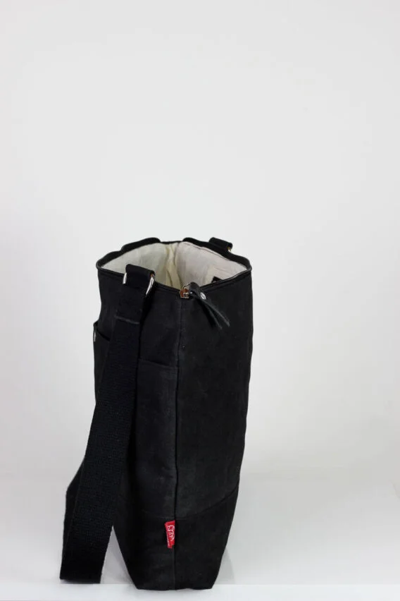 Jet weatherproof carryall bag Durable waterproof shopping tote Negro bolso encerado resistente Compras impermeable practico Schwarze gewachste Einkaufstasche Robuste wasserdichte Tragetasche Sac cabas noir ciré imperméable Course quotidienne résistant Borsa della spesa nera cerata Shopping resistente capiente Zwarte gewaxte boodschappentas Waterdichte draagtas 黑色蜡面购物袋 防水耐用托特包 ブラックのワックス加工トート 防水買い物袋 काला वाटरप्रूफ शॉपिंग बैग मजबूत थैला حقيبة تسوق سوداء شمعية مقاومة للماء Bolsa de compras preta encerada Impermeável resistente 블랙 방수 쇼핑백 대용량 토트백