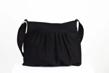Dark versatile crossbody bag Minimalist eco friendly shoulder pouch Negro bolso de lona práctico Bandolera unisex duradera Schwarze Baumwoll Umhängetasche Ökologischer Jutebeutel Sac bandoulière noir pratique Pochettes écoresponsable Borsa a tracolla nera tessuto naturale Morbida e leggera Zwarte canvas schoudertas Milieuvriendelijke zak 黑色帆布斜挎包 日常实用环保袋 ブラックのキャンバスポーチ ミニマルなエコバッグ काला कैनवास बैग टिकाऊ क्रॉसबॉडी बैग حقيبة كتف سوداء مستدامة Bolsa de ombro preta ecológica Minimalista prática 블랙 캔버스 크로스바디 백 실용적인 일상 가방