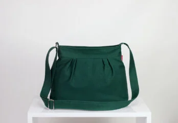 green small vegan purse bag Olive compact eco friendly clutch Sustainable plant based crossbody Verde pequeño bolso vegano Cartera cruelty free Kleine grüne Veganer Handtasche Öko Umhängetasche Petit sac végan vert Pochettes écologique femme Borsa verde vegana piccola Morbida tracolla Groene veganistische schoudertas Milieuvriendelijke portemonnee 绿色纯素小包 环保迷你斜挎包 グリーンのヴィーガンポーチ 小さなエコバッグ हरा शाकाहारी पर्स पर्यावरण अनुकूल حقيبة نباتية صغيرة خضراء Bolsa vegana verde mini Cruelty free 그린 비건 크로스백 소형 에코 파우치