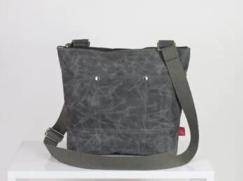 Graphite weatherproof crossbody bag Durable waterproof laptop messenger Gris mensajero resistente Bolso unisex para portátil Grauer wasserdichter Messenger Tasche Unisex Akten tasche Sac messenger gris imperméable Ordinateur portable uni sexe Borsa messenger grigia antigua Uomo donna resistente Grijze gewaxte schoudertas Waterdichte laptoptas 灰色蜡面斜挎包 防水电脑邮差包 グレーの防水メッセンジャーバッグ ユニセックス वाटरप्रूफ मैसेंजर बैग ग्रे लैपटॉप बैग حقيبة رسائل رمادية مقاومة للماء Mochila executiva cinza Impermeável para notebook 그레이 방수 메신저 백 노트북 가방