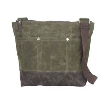 Two-tone waxed canvas tote bag in earthy green and brown — medium-sized for daily use, errands, or casual outings. sac fourre-tout toile cirée vert et brun bolsa encerada verde y marrón borsa in tela cerata verde e marrone Umhängetasche zweifarbig draagtas canvas groen en bruin 帆布バッグ グリーンブラウン カジュアルバッグ कंधे का बैग कपड़े का बैग حقيبة يد قماشية خضراء بنية bolsa de ombro verde e marrom 에코 토트백 투톤