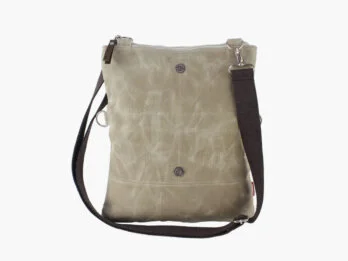 Compact beige waxed canvas foldover tote — small crossbody shoulder bag with a casual, folded silhouette for everyday use. sac bandoulière toile cirée beige pliable bolsa cruzada encerada beige borsa a tracolla pieghevole beige Umhängetasche faltbar beige draagtas canvas opvouwbaar 帆布バッグ ベージュ 折りたたみショルダーバッグ कंधे का बैग कपड़े का बैग फोल्डेबल बैग حقيبة كتف قماشية قابلة للطي bolsa dobrável bege 에코 크로스백 베이지
