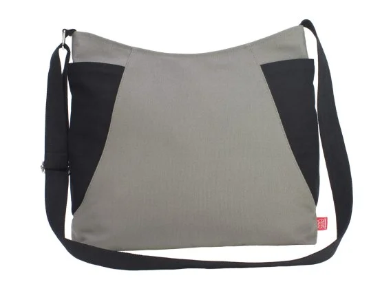 Grey Canvas Hobo Bag with Black Side Pockets Casual shoulder tote canvas carryall with side compartments everyday utility sac gris avec poches latérales bolsa gris con bolsillos laterales Umhängetasche grau mit Seitentaschen borsa grigia con tasche laterali draagtas grijs katoen 帆布バッグ サイドポケット付き グレーショルダー कपड़े का बैग कंधे का बैग حقيبة يد قماشية bolsa cinza com bolsos laterais 그레이 호보백