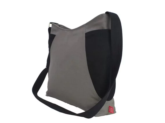 Grey Canvas Hobo Bag with Black Side Pockets Casual shoulder tote canvas carryall with side compartments everyday utility sac gris avec poches latérales bolsa gris con bolsillos laterales Umhängetasche grau mit Seitentaschen borsa grigia con tasche laterali draagtas grijs katoen 帆布バッグ サイドポケット付き グレーショルダー कपड़े का बैग कंधे का बैग حقيبة يد قماشية bolsa cinza com bolsos laterais 그레이 호보백