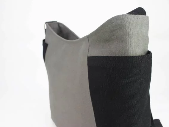 Grey Canvas Hobo Bag with Black Side Pockets Casual shoulder tote canvas carryall with side compartments everyday utility sac gris avec poches latérales bolsa gris con bolsillos laterales Umhängetasche grau mit Seitentaschen borsa grigia con tasche laterali draagtas grijs katoen 帆布バッグ サイドポケット付き グレーショルダー कपड़े का बैग कंधे का बैग حقيبة يد قماشية bolsa cinza com bolsos laterais 그레이 호보백