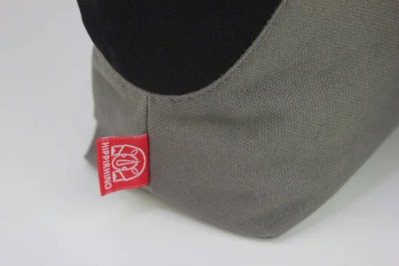 Grey Canvas Hobo Bag with Black Side Pockets Casual shoulder tote canvas carryall with side compartments everyday utility sac gris avec poches latérales bolsa gris con bolsillos laterales Umhängetasche grau mit Seitentaschen borsa grigia con tasche laterali draagtas grijs katoen 帆布バッグ サイドポケット付き グレーショルダー कपड़े का बैग कंधे का बैग حقيبة يد قماشية bolsa cinza com bolsos laterais 그레이 호보백