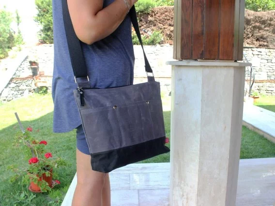 Waxed canvas crossbody tote two tone colorblock bag bolsa de lona encerada dos colores bandolera gris negro sac en toile cirée bicolore gris noir bandoulière borsa di tela cerata due colori grigio nero tracolla gewachste Canvas Tasche zweifarbig grau schwarz Umhängetasche gewaxte canvas tas tweekleurig grijs zwart crossbody 蜡帆布双色包 ツートーンワックスキャンバスバッグ दो रंग बैग حقيبة قماشية بلونين bolsa de lona encerada bicolor 투톤 왁스 캔버스백 dark gray black colorway water resistant bag durable crossbody everyday carryall weatherproof tote practical shoulder bag versatile design sustainable accessory
