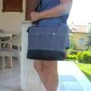 Waxed canvas crossbody tote two tone colorblock bag bolsa de lona encerada dos colores bandolera gris negro sac en toile cirée bicolore gris noir bandoulière borsa di tela cerata due colori grigio nero tracolla gewachste Canvas Tasche zweifarbig grau schwarz Umhängetasche gewaxte canvas tas tweekleurig grijs zwart crossbody 蜡帆布双色包 ツートーンワックスキャンバスバッグ दो रंग बैग حقيبة قماشية بلونين bolsa de lona encerada bicolor 투톤 왁스 캔버스백 dark gray black colorway water resistant bag durable crossbody everyday carryall weatherproof tote practical shoulder bag versatile design sustainable accessory