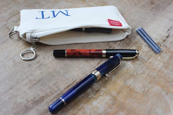 custom embroidered name pencil holder cotton canvas personalized student gift handcrafted estuche bordado personalizado algodon regalo estudiante hecho mano Federtasche bestickt personalisiert Baumwolle Geschenk Schüler trousse broderie personnalisee coton cadeau etudiant fait main astuccio ricamato personalizzato cotone regalo studente artigianale dingzhi cixiu mingzi wenjihe mianbu lipin カスタム刺繍ペンケース名前入り綿キャンバス手作りギフト学生オーダーメイド