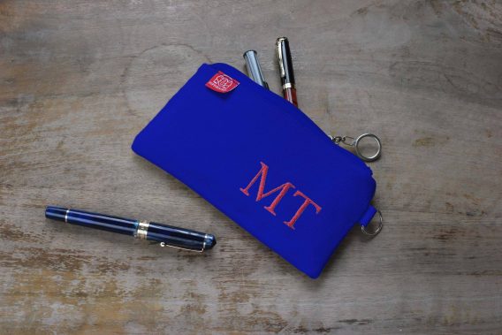 custom embroidered name pencil holder cotton canvas personalized student gift handcrafted estuche bordado personalizado algodon regalo estudiante hecho mano Federtasche bestickt personalisiert Baumwolle Geschenk Schüler trousse broderie personnalisee coton cadeau etudiant fait main astuccio ricamato personalizzato cotone regalo studente artigianale dingzhi cixiu mingzi wenjihe mianbu lipin カスタム刺繍ペンケース名前入り綿キャンバス手作りギフト学生オーダーメイド