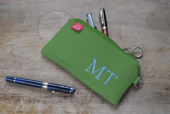 custom embroidered name pencil holder cotton canvas personalized student gift handcrafted estuche bordado personalizado algodon regalo estudiante hecho mano Federtasche bestickt personalisiert Baumwolle Geschenk Schüler trousse broderie personnalisee coton cadeau etudiant fait main astuccio ricamato personalizzato cotone regalo studente artigianale dingzhi cixiu mingzi wenjihe mianbu lipin カスタム刺繍ペンケース名前入り綿キャンバス手作りギフト学生オーダーメイド