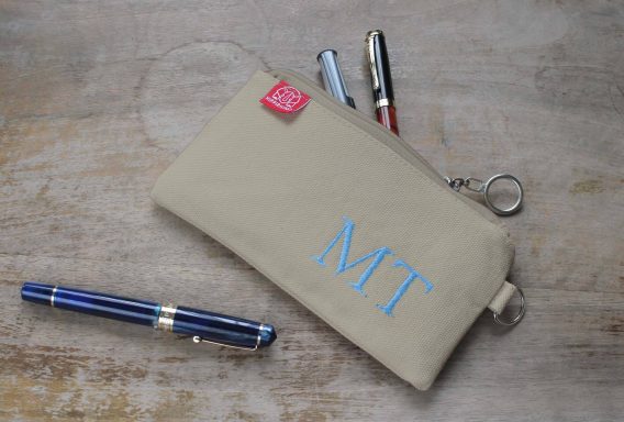 personalized embroidered pencil case custom name cotton canvas handmade pouch monogram gift back to school estuche personalizado bordado nombre algodon hecho a mano regalo escolar portalapices artesanal personalisierte bestickte Federtasche Name Baumwolle handgemacht Geschenk Federmäppchen Stickerei Canvas handgefertigt Stifte Etui Schule trousse personnalisée brodée prénom coton fait main cadeau école pochette crayons broderie canvas artisanal astuccio personalizzato ricamato nome cotone fatto a mano regalo scuola portapenne ricamo canvas artigianale portamatiteStudente dingzhi cixiu mingzi bimao mianbu shougong qianbi dai gexinghua xingming weniju bao lipin xueshengRetry