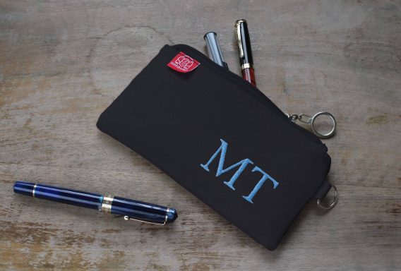 custom embroidered name pencil holder cotton canvas personalized student gift handcrafted estuche bordado personalizado algodon regalo estudiante hecho mano Federtasche bestickt personalisiert Baumwolle Geschenk Schüler trousse broderie personnalisee coton cadeau etudiant fait main astuccio ricamato personalizzato cotone regalo studente artigianale dingzhi cixiu mingzi wenjihe mianbu lipin カスタム刺繍ペンケース名前入り綿キャンバス手作りギフト学生オーダーメイド