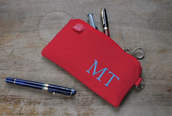 Custom Pencil Case with Name Red Pen Pouch Personalized Embroidered Pencil Bag with Zipper Office Pen Pouch School Supplies Pen Lovers Book custom embroidered name pencil holder cotton canvas personalized student gift handcrafted estuche bordado personalizado algodon regalo estudiante hecho mano Federtasche bestickt personalisiert Baumwolle Geschenk Schüler trousse broderie personnalisee coton cadeau etudiant fait main astuccio ricamato personalizzato cotone regalo studente artigianale dingzhi cixiu mingzi wenjihe mianbu lipin カスタム刺繍ペンケース名前入り綿キャンバス手作りギフト学生オーダーメイド