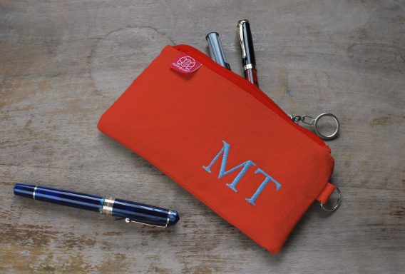 Personalized Orange Canvas Pencil Case with Embroidered Initials Name Handmade Stationery Organizer Embroidery Fountain Pen Pouch Zippered custom embroidered name pencil holder cotton canvas personalized student gift handcrafted estuche bordado personalizado algodon regalo estudiante hecho mano Federtasche bestickt personalisiert Baumwolle Geschenk Schüler trousse broderie personnalisee coton cadeau etudiant fait main astuccio ricamato personalizzato cotone regalo studente artigianale dingzhi cixiu mingzi wenjihe mianbu lipin カスタム刺繍ペンケース名前入り綿キャンバス手作りギフト学生オーダーメイド