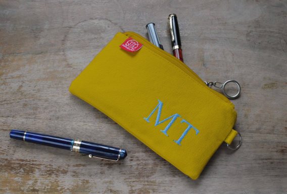 Yellow Canvas Pen Pouch with Embroidered Name Initials Zippered Stationery & Cosmetic Bag Personalized Pen Case Fountain Case Storage Bag custom embroidered name pencil holder cotton canvas personalized student gift handcrafted estuche bordado personalizado algodon regalo estudiante hecho mano Federtasche bestickt personalisiert Baumwolle Geschenk Schüler trousse broderie personnalisee coton cadeau etudiant fait main astuccio ricamato personalizzato cotone regalo studente artigianale dingzhi cixiu mingzi wenjihe mianbu lipin カスタム刺繍ペンケース名前入り綿キャンバス手作りギフト学生オーダーメイド