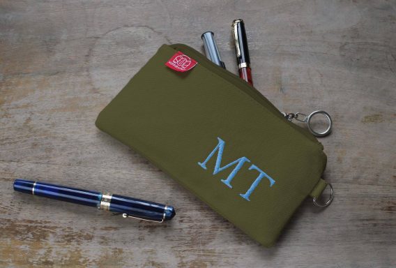https://hippirhino.com/wp-content/uploads/2025/04/1-6-scaled.jpg custom embroidered name pencil holder cotton canvas personalized student gift handcrafted estuche bordado personalizado algodon regalo estudiante hecho mano Federtasche bestickt personalisiert Baumwolle Geschenk Schüler trousse broderie personnalisee coton cadeau etudiant fait main astuccio ricamato personalizzato cotone regalo studente artigianale dingzhi cixiu mingzi wenjihe mianbu lipin カスタム刺繍ペンケース名前入り綿キャンバス手作りギフト学生オーダーメイド