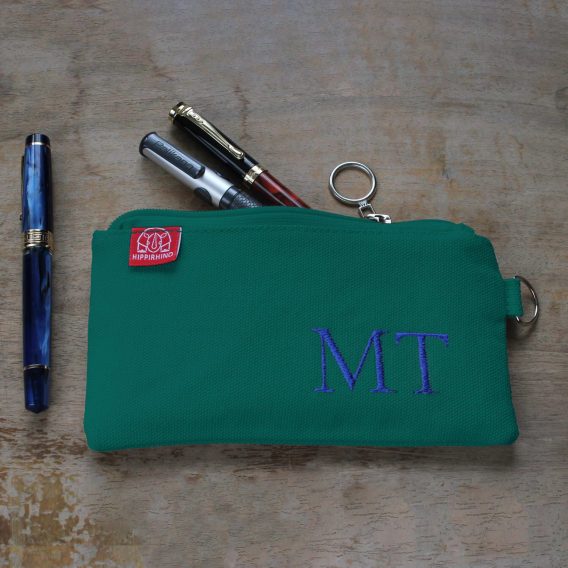 custom embroidered name pencil holder cotton canvas personalized student gift handcrafted estuche bordado personalizado algodon regalo estudiante hecho mano Federtasche bestickt personalisiert Baumwolle Geschenk Schüler trousse broderie personnalisee coton cadeau etudiant fait main astuccio ricamato personalizzato cotone regalo studente artigianale dingzhi cixiu mingzi wenjihe mianbu lipin カスタム刺繍ペンケース名前入り綿キャンバス手作りギフト学生オーダーメイド