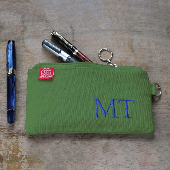 custom embroidered name pencil holder cotton canvas personalized student gift handcrafted estuche bordado personalizado algodon regalo estudiante hecho mano Federtasche bestickt personalisiert Baumwolle Geschenk Schüler trousse broderie personnalisee coton cadeau etudiant fait main astuccio ricamato personalizzato cotone regalo studente artigianale dingzhi cixiu mingzi wenjihe mianbu lipin カスタム刺繍ペンケース名前入り綿キャンバス手作りギフト学生オーダーメイド