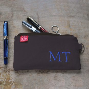 personalized embroidered pencil case custom name cotton canvas handmade pouch monogram gift back to school estuche personalizado bordado nombre algodon hecho a mano regalo escolar portalapices artesanal personalisierte bestickte Federtasche Name Baumwolle handgemacht Geschenk Federmäppchen Stickerei Canvas handgefertigt Stifte Etui Schule trousse personnalisée brodée prénom coton fait main cadeau école pochette crayons broderie canvas artisanal astuccio personalizzato ricamato nome cotone fatto a mano regalo scuola portapenne ricamo canvas artigianale portamatiteStudente dingzhi cixiu mingzi bimao mianbu shougong qianbi dai gexinghua xingming weniju bao lipin xueshengRetry