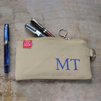 personalized embroidered pencil case custom name cotton canvas handmade pouch monogram gift back to school estuche personalizado bordado nombre algodon hecho a mano regalo escolar portalapices artesanal personalisierte bestickte Federtasche Name Baumwolle handgemacht Geschenk Federmäppchen Stickerei Canvas handgefertigt Stifte Etui Schule trousse personnalisée brodée prénom coton fait main cadeau école pochette crayons broderie canvas artisanal astuccio personalizzato ricamato nome cotone fatto a mano regalo scuola portapenne ricamo canvas artigianale portamatiteStudente dingzhi cixiu mingzi bimao mianbu shougong qianbi dai gexinghua xingming weniju bao lipin xueshengRetry