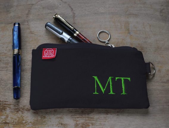 custom embroidered name pencil holder cotton canvas personalized student gift handcrafted estuche bordado personalizado algodon regalo estudiante hecho mano Federtasche bestickt personalisiert Baumwolle Geschenk Schüler trousse broderie personnalisee coton cadeau etudiant fait main astuccio ricamato personalizzato cotone regalo studente artigianale dingzhi cixiu mingzi wenjihe mianbu lipin カスタム刺繍ペンケース名前入り綿キャンバス手作りギフト学生オーダーメイド