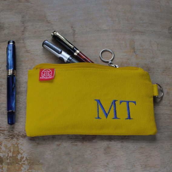 Yellow Canvas Pen Pouch with Embroidered Name Initials Zippered Stationery & Cosmetic Bag Personalized Pen Case Fountain Case Storage Bag custom embroidered name pencil holder cotton canvas personalized student gift handcrafted estuche bordado personalizado algodon regalo estudiante hecho mano Federtasche bestickt personalisiert Baumwolle Geschenk Schüler trousse broderie personnalisee coton cadeau etudiant fait main astuccio ricamato personalizzato cotone regalo studente artigianale dingzhi cixiu mingzi wenjihe mianbu lipin カスタム刺繍ペンケース名前入り綿キャンバス手作りギフト学生オーダーメイド