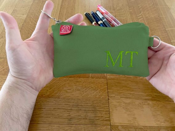 custom embroidered name pencil holder cotton canvas personalized student gift handcrafted estuche bordado personalizado algodon regalo estudiante hecho mano Federtasche bestickt personalisiert Baumwolle Geschenk Schüler trousse broderie personnalisee coton cadeau etudiant fait main astuccio ricamato personalizzato cotone regalo studente artigianale dingzhi cixiu mingzi wenjihe mianbu lipin カスタム刺繍ペンケース名前入り綿キャンバス手作りギフト学生オーダーメイド