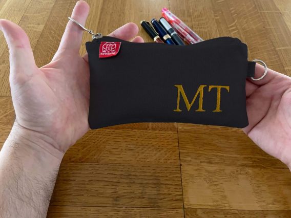 custom embroidered name pencil holder cotton canvas personalized student gift handcrafted estuche bordado personalizado algodon regalo estudiante hecho mano Federtasche bestickt personalisiert Baumwolle Geschenk Schüler trousse broderie personnalisee coton cadeau etudiant fait main astuccio ricamato personalizzato cotone regalo studente artigianale dingzhi cixiu mingzi wenjihe mianbu lipin カスタム刺繍ペンケース名前入り綿キャンバス手作りギフト学生オーダーメイド