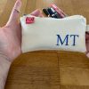 custom embroidered name pencil holder cotton canvas personalized student gift handcrafted estuche bordado personalizado algodon regalo estudiante hecho mano Federtasche bestickt personalisiert Baumwolle Geschenk Schüler trousse broderie personnalisee coton cadeau etudiant fait main astuccio ricamato personalizzato cotone regalo studente artigianale dingzhi cixiu mingzi wenjihe mianbu lipin カスタム刺繍ペンケース名前入り綿キャンバス手作りギフト学生オーダーメイド