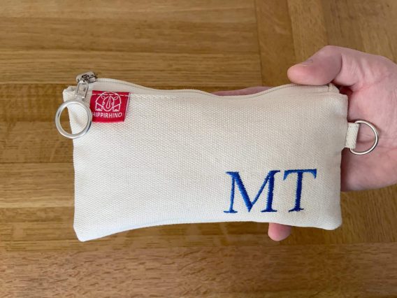custom embroidered name pencil holder cotton canvas personalized student gift handcrafted estuche bordado personalizado algodon regalo estudiante hecho mano Federtasche bestickt personalisiert Baumwolle Geschenk Schüler trousse broderie personnalisee coton cadeau etudiant fait main astuccio ricamato personalizzato cotone regalo studente artigianale dingzhi cixiu mingzi wenjihe mianbu lipin カスタム刺繍ペンケース名前入り綿キャンバス手作りギフト学生オーダーメイド