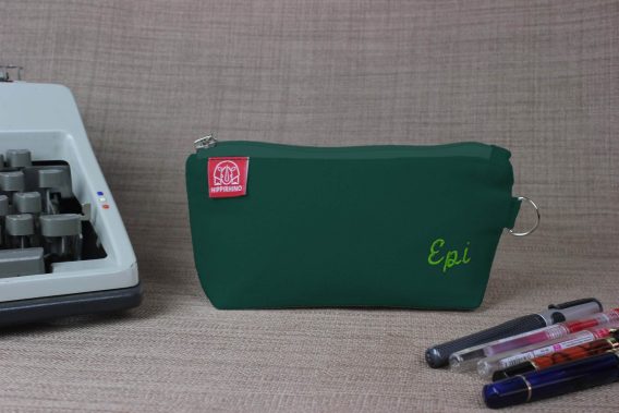Customized fabric pen holder with closure and stitched lettering olive color, estuche de lapices bordado personalizado verde oliva con cremallera, personalisierte Stiftetasche mit Stickerei grun, trousse a crayons brodee personnalisee verte avec fermeture eclair, astuccio portapenne ricamato personalizzato verde oliva, gepersonaliseerde pennenetui met borduursel groen, 刺绣笔袋, 刺繍ペンケース, कस्टम पेंसिल केस, مقلمة مطرزة مخصصة, estojo bordado personalizado verde, 맞춤 필통, artisan textile organizer with bespoke details reusable storage small accessory gift for students teachers writers artists unique stationery holderRetry
