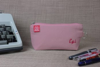 Handmade personalized cotton canvas pencil pouch embroidered name case gift idea custom cosmetic bag school organizer estuche personalizado hecho a mano Federmäppchen Baumwolle mit Namen personnalisé trousse brodée astuccio personalizzato fatto a mano 帆布笔袋 定制礼物 キャンバスペンケース 名入れ バッグ regalo unico organizer maquillage
