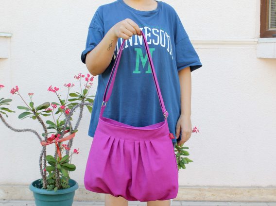 Womens shoulder satchel with gathered detail and customizable length, bolsa de hombro morada con pliegues para mujer, lila Umhangetasche mit verstellbarem Riemen, sac a main violet plisse avec bandouliere reglable, borsa a spalla viola pieghettata con tracolla regolabile, paarse schoudertas met verstelbare riem, 紫色肩包, パープルショルダーバッグ, बैंगनी बैग, حقيبة بنفسجية, bolsa roxa transversal, 퍼플 숄더백, chic lavender crossbody with ruched accents for daily use lightweight textile accessoryRetry