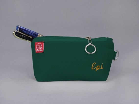 Customized fabric pen holder with closure and stitched lettering olive color, estuche de lapices bordado personalizado verde oliva con cremallera, personalisierte Stiftetasche mit Stickerei grun, trousse a crayons brodee personnalisee verte avec fermeture eclair, astuccio portapenne ricamato personalizzato verde oliva, gepersonaliseerde pennenetui met borduursel groen, 刺绣笔袋, 刺繍ペンケース, कस्टम पेंसिल केस, مقلمة مطرزة مخصصة, estojo bordado personalizado verde, 맞춤 필통, artisan textile organizer with bespoke details reusable storage small accessory gift for students teachers writers artists unique stationery holderRetry