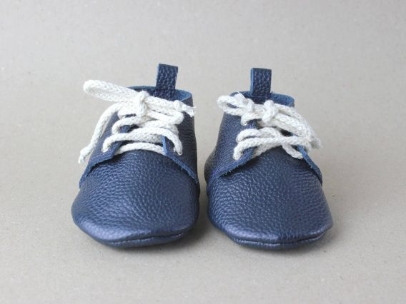 Navy blue leather baby shoe moccasins soft sole handmade zapatos bebé azul marino cuero mocasines dunkelblau Leder Baby Schuhe Mokassins weich chaussures bébé bleu marine cuir mocassins semelle souple scarpe neonato blu navy pelle mocassini suola morbida donkerblauw leren babyschoen moccasins zachte zool 海军蓝皮革婴儿鞋软底 ネイビーブルーレザーベビーシューズモカシン नेवी ब्लू चमड़ा बच्चे के जूते नरम حذاء طفل جلد أزرق كحلي ناعم sapato bebê couro azul marinho sola macia 네이비 블루 가죽 베이비 슈즈 모카신 Navy blue leather baby shoe moccasins soft sole handmade zapatos bebé azul marino cuero mocasines dunkelblau Leder Baby Schuhe Mokassins weich chaussures bébé bleu marine cuir mocassins semelle souple scarpe neonato blu navy pelle mocassini suola morbida donkerblauw leren babyschoen moccasins zachte zool 海军蓝皮革婴儿鞋软底 ネイビーブルーレザーベビーシューズモカシン नेवी ब्लू चमड़ा बच्चे के जूते नरम حذاء طفل جلد أزرق كحلي ناعم sapato bebê couro azul marinho sola macia 네이비 블루 가죽 베이비 슈즈 모카신