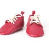 Red leather baby moccasins shoes soft sole handmade infant zapatos bebé rojos cuero mocasines suela blanda rote Leder Baby Mokassins weiche Sohle handgefertigt chaussures bébé rouges cuir mocassins semelle souple scarpe neonato rosse pelle mocassini suola morbida artigianale rode leren baby moccasins zachte zool 红色皮革婴儿鞋软底 赤いレザーベビーモカシンソフトソール लाल चमड़ा बच्चे के जूते नरम حذاء طفل جلد أحمر ناعم sapato bebê vermelho couro sola macia 레드 가죽 베이비 모카신 소프트