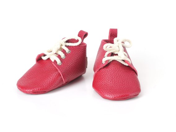 Red leather baby moccasins shoes soft sole handmade infant zapatos bebé rojos cuero mocasines suela blanda rote Leder Baby Mokassins weiche Sohle handgefertigt chaussures bébé rouges cuir mocassins semelle souple scarpe neonato rosse pelle mocassini suola morbida artigianale rode leren baby moccasins zachte zool 红色皮革婴儿鞋软底 赤いレザーベビーモカシンソフトソール लाल चमड़ा बच्चे के जूते नरम حذاء طفل جلد أحمر ناعم sapato bebê vermelho couro sola macia 레드 가죽 베이비 모카신 소프트