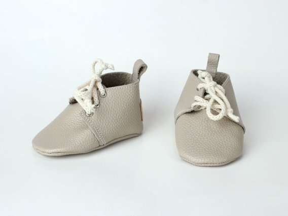 Handmade Cream Genuine Leather Baby Moccasins Shoes Patucos bebé cuero natural crema artesanal Weiche Leder Babyschuhe Creme Chaussons bébé cuir crème fait main Scarpine neonato pelle crema artigianali Baby mocassins crèmewit leer 手工米色真皮婴儿学步鞋 クリーム色の本革ベビーモカシン क्रीम रंग के असली लेदर बेबी जूते حذاء أطفال موكاسين جلد طبيعي كريمي Sapatinho bebê couro legítimo creme 크림 컬러 천연 가죽 아기 모카신 Handmade Cream Genuine Leather Baby Moccasins Shoes Patucos bebé cuero natural crema artesanal Weiche Leder Babyschuhe Creme Chaussons bébé cuir crème fait main Scarpine neonato pelle crema artigianali Baby mocassins crèmewit leer 手工米色真皮婴儿学步鞋 クリーム色の本革ベビーモカシン क्रीम रंग के असली लेदर बेबी जूते حذاء أطفال موكاسين جلد طبيعي كريمي Sapatinho bebê couro legítimo creme 크림 컬러 천연 가죽 아기 모카신