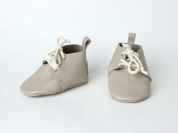 Handmade Cream Genuine Leather Baby Moccasins Shoes Patucos bebé cuero natural crema artesanal Weiche Leder Babyschuhe Creme Chaussons bébé cuir crème fait main Scarpine neonato pelle crema artigianali Baby mocassins crèmewit leer 手工米色真皮婴儿学步鞋 クリーム色の本革ベビーモカシン क्रीम रंग के असली लेदर बेबी जूते حذاء أطفال موكاسين جلد طبيعي كريمي Sapatinho bebê couro legítimo creme 크림 컬러 천연 가죽 아기 모카신 Handmade Cream Genuine Leather Baby Moccasins Shoes Patucos bebé cuero natural crema artesanal Weiche Leder Babyschuhe Creme Chaussons bébé cuir crème fait main Scarpine neonato pelle crema artigianali Baby mocassins crèmewit leer 手工米色真皮婴儿学步鞋 クリーム色の本革ベビーモカシン क्रीम रंग के असली लेदर बेबी जूते حذاء أطفال موكاسين جلد طبيعي كريمي Sapatinho bebê couro legítimo creme 크림 컬러 천연 가죽 아기 모카신